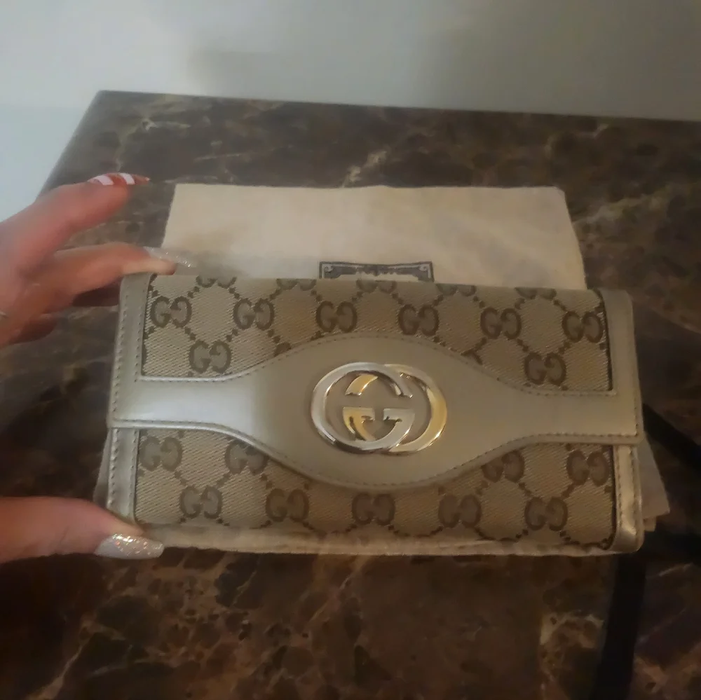 Gucci Beige/Gold Monogram Wallet GUC - Picture 13 of 16